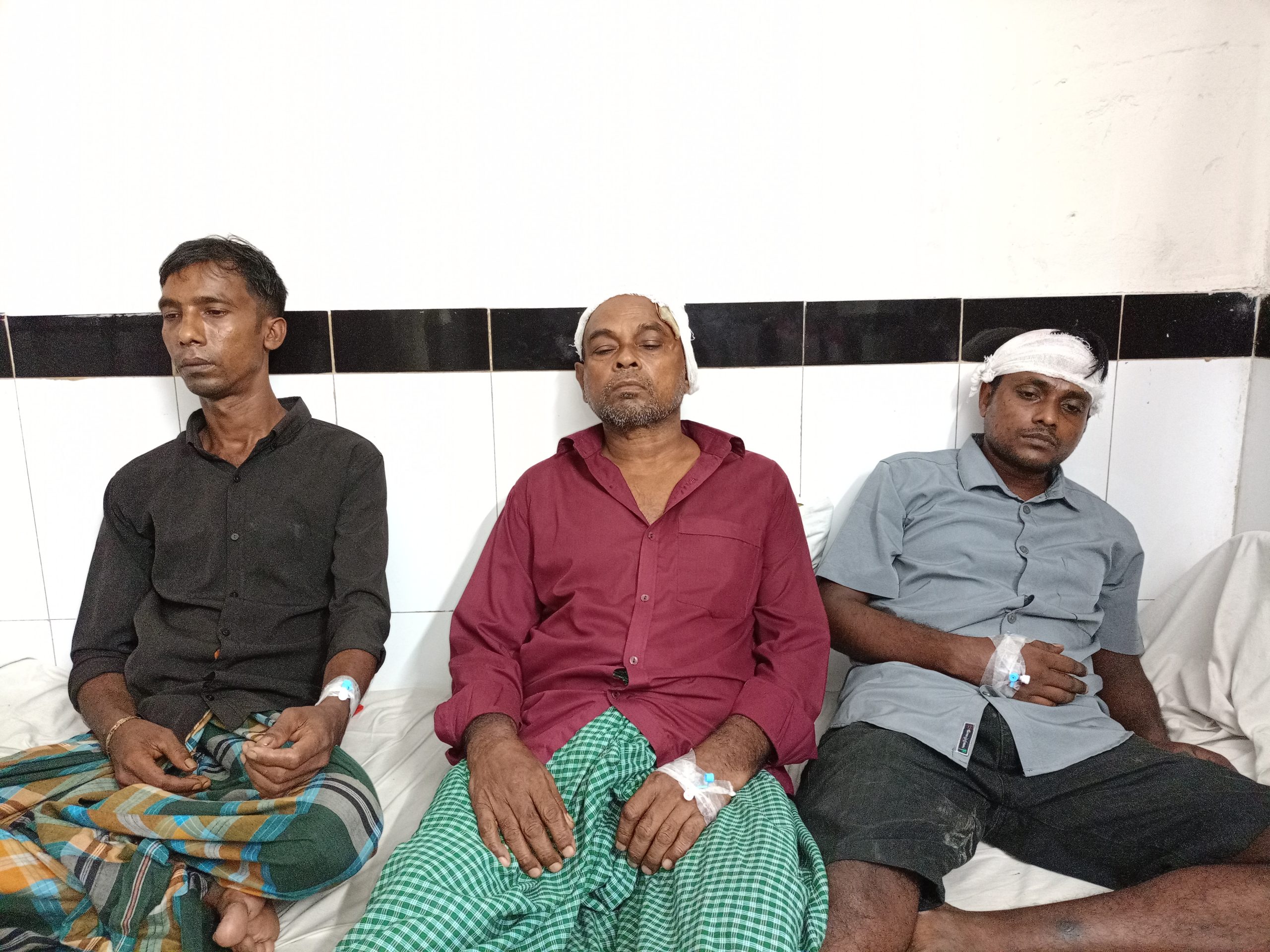 আগৈলঝাড়ায় ইউপি সদস্যের নেতৃত্বে হামলা করে পিতা ও পুত্রসহ তিনজন আহত, থানায় লিখিত অভিযোগ