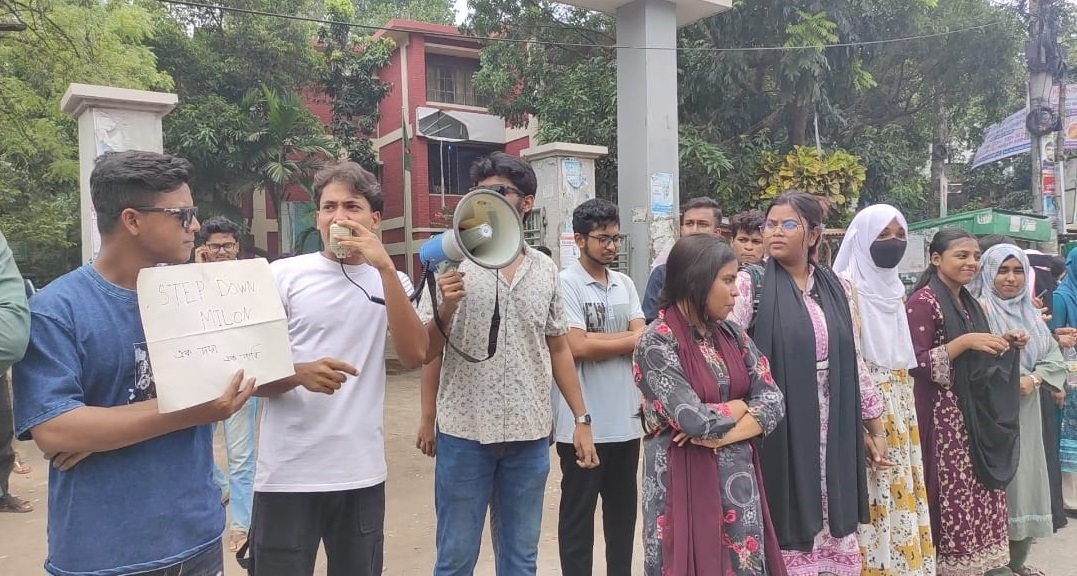 দাবি না মানলে নওগাঁয় শিক্ষামন্ত্রীকে ঢুকতে না দেওয়ার হুশিয়ারি এইচএসসি পরীক্ষার্থীদের