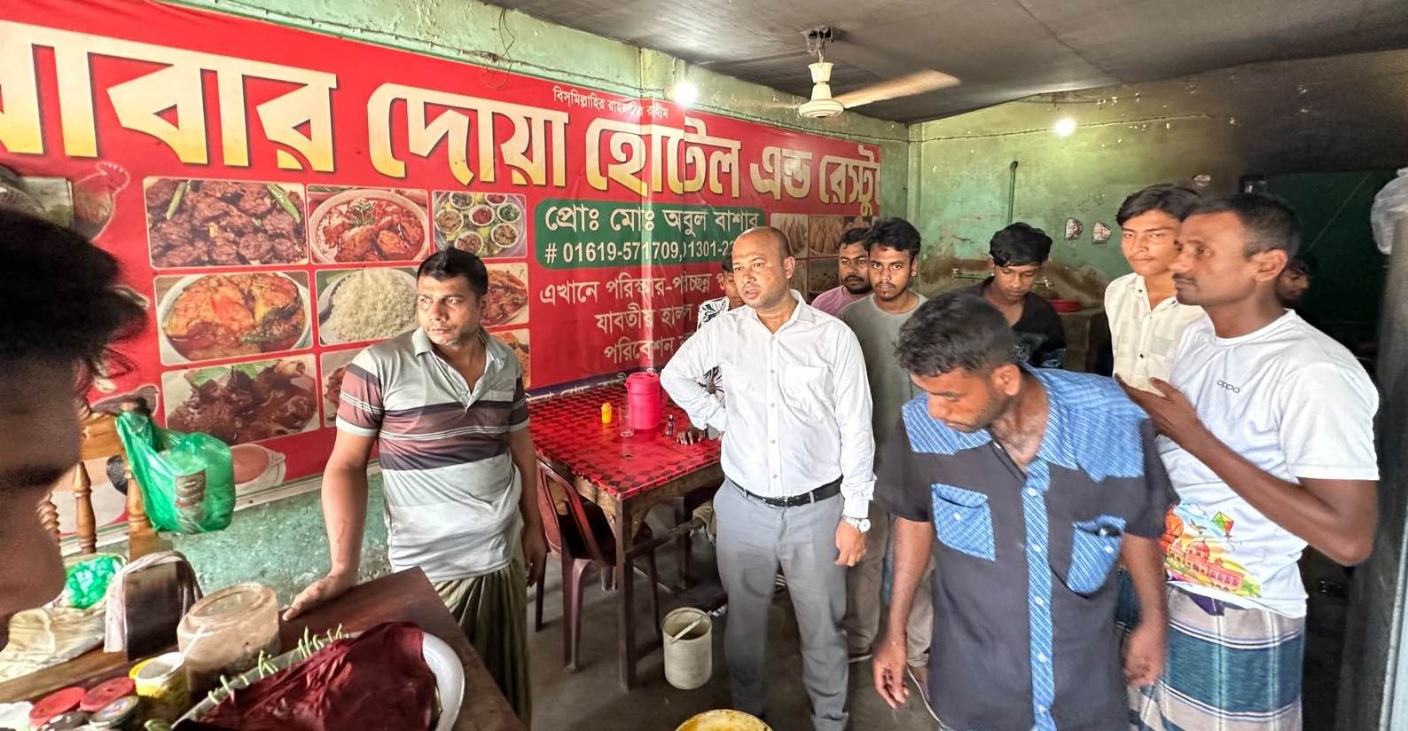 নিউ মার্কেটে মোবাইল কোর্ট: অতিরিক্ত মূল্য আদায় ও নানা অনিয়মে ৮ মামলায় ২৭ হাজার টাকা জরিমানা