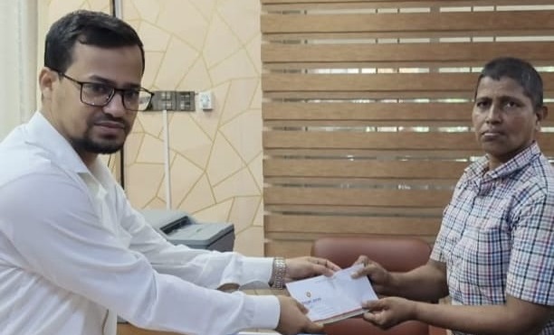 প্রতিবন্ধী লুতু মিয়া কে হোমনা ইউএনও’র মানবিক সহযোগিতা