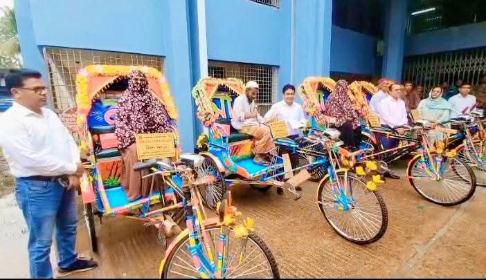ঝালকাঠিতে পিছিয়ে পড়া ছয় পরিবার পেল অটোরিকশা, স্বাবলম্বী হওয়ার নতুন স্বপ্ন