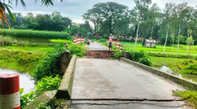 উরিপুরে ব্রিজ দেবে যাওয়ায় যানবাহন চলাচল বন্ধ দেখারযেন কেউ নেই