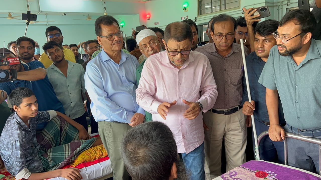 সাতক্ষীরায় স্বাস্থ্য মন্ত্রীর আকস্মিক পরিদর্শনে দুই চিকিৎসকসহ বরখাস্ত তিন