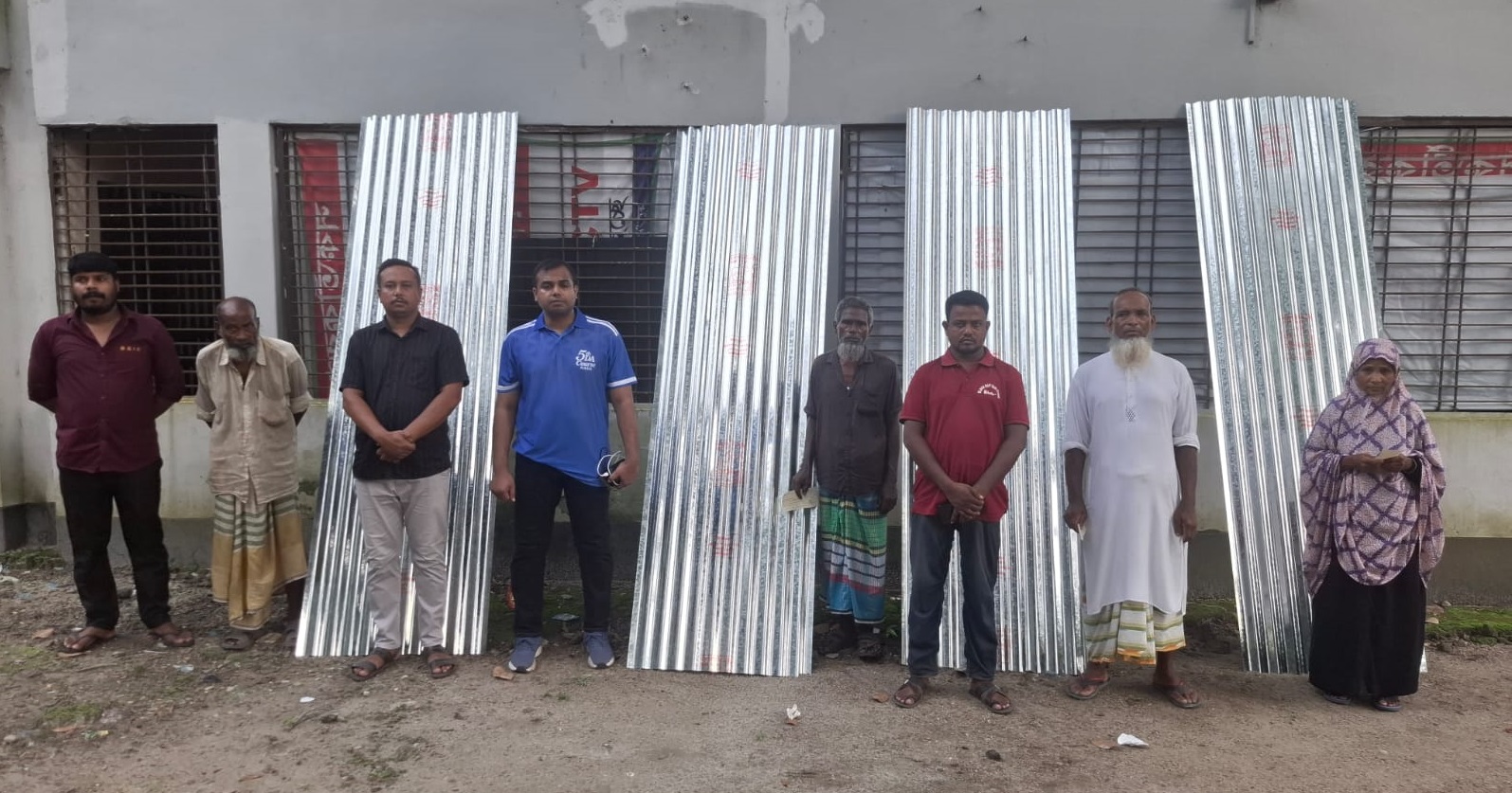 তারাগঞ্জে ক্ষতিগ্রস্ত দরিদ্রের ঢেউটিন ও অর্থ বিতরণ