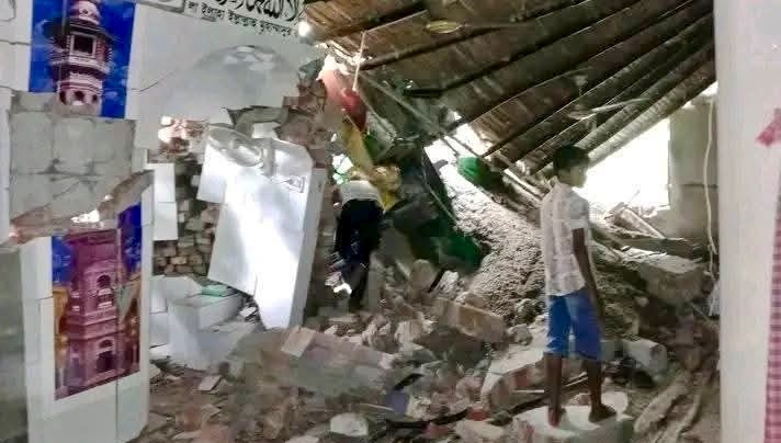 নওগাঁয় নিয়ন্ত্রণ হারিয়ে মসজিদে পণ্যবাহী ট্রাকের ধাক্কা, অল্পের জন্য রক্ষা পেলেন মুসল্লিরা
