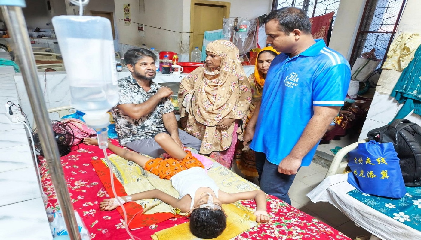 রংপুরের তারাগঞ্জে মানবিকতার অনন্য দৃষ্টান্ত: হাসপাতালে চিকিৎসাধীন স্কুল শিক্ষার্থীর পাশে- ইউএনও