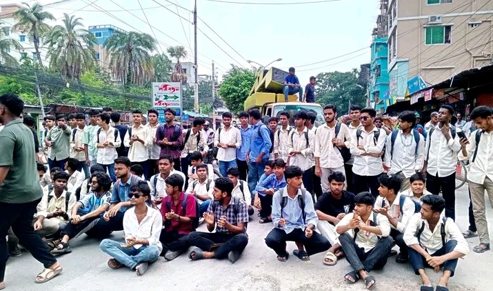 বরিশালে অতিরিক্ত ভাড়ার বিরুদ্ধে রাস্তায় পলিটেকনিক শিক্ষার্থীরা