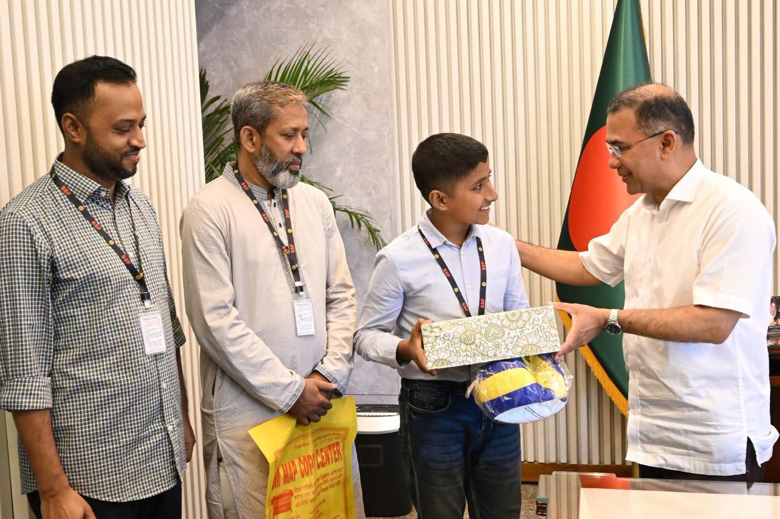 প্রধানমন্ত্রীর সঙ্গে ভুবন ভোলানো হাসিতে মন জয় করা সেই তাহসিনের সাক্ষাৎ