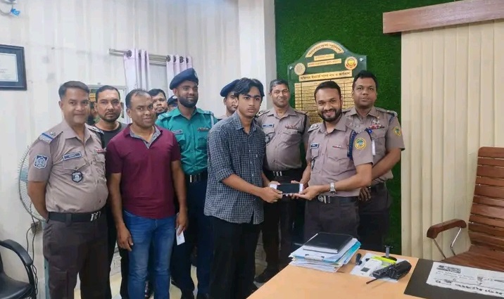 বরিশালে হারানো মোবাইল ফিরে পেয়ে খুশি মালিকরা, প্রশংসিত কাউনিয়া থানা পুলিশ