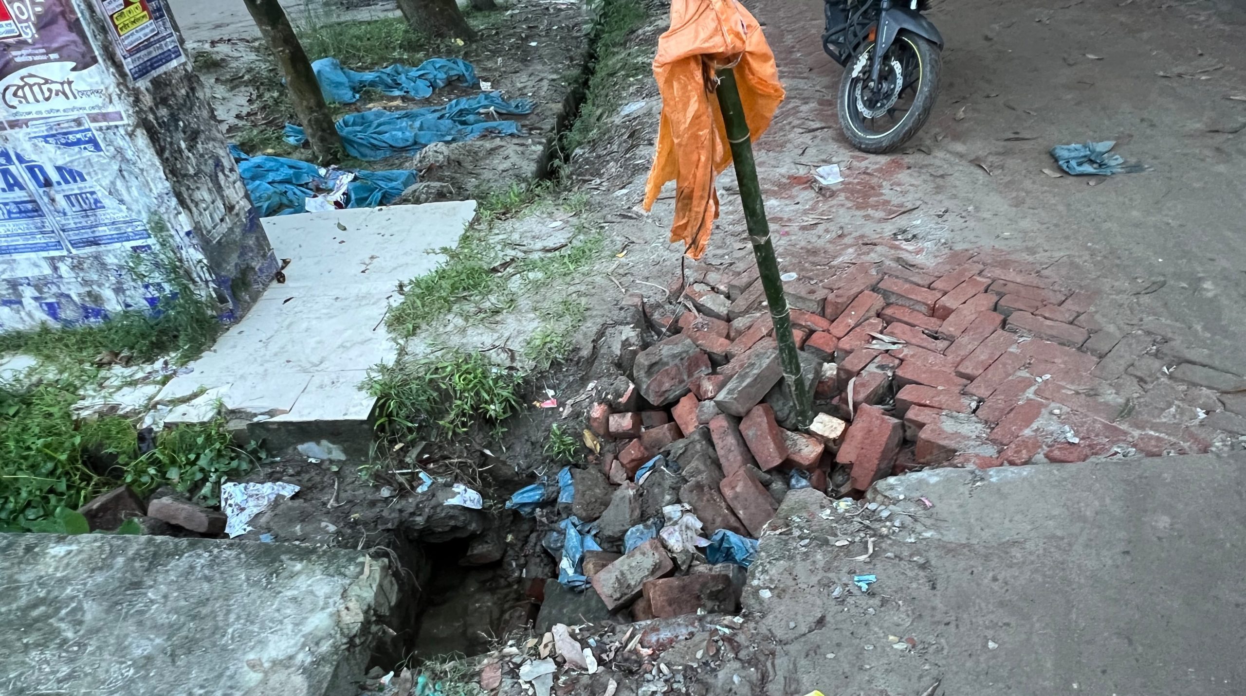 তারাগঞ্জে ড্রেন নির্মাণকাজে ব্যবহৃত বালুবাহী ট্রাকের চাপে ভেঙে গেল ড্রেন ও রাস্তা, দুর্ভোগে স্কুল-কলেজের শিক্ষার্থীরা