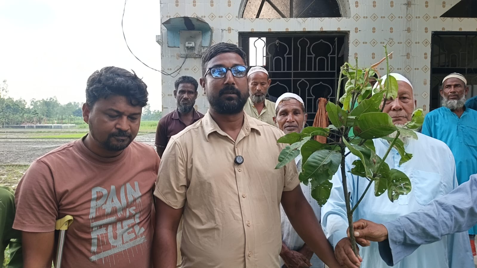 রংপুরের তারাগঞ্জে বৃক্ষ রোপনের মধ্য দিয়ে সাবেক সেনা সদস্য আমির আলীর নির্বাচনী প্র-চারণা শুরু
