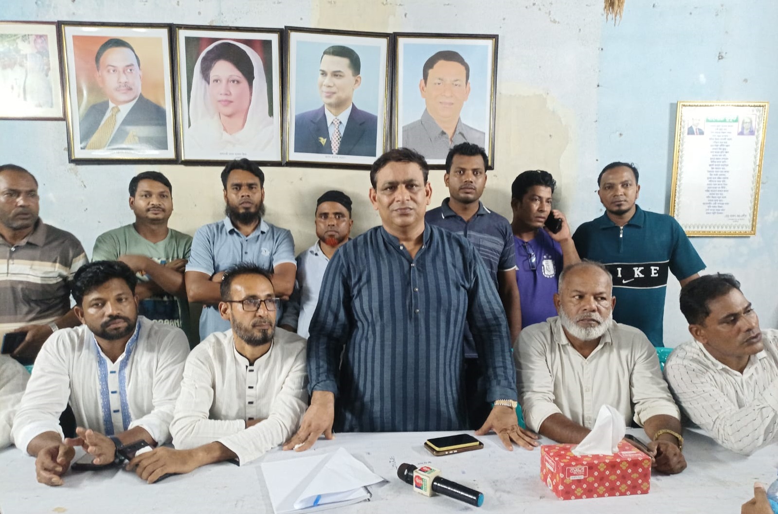 প্রধানমন্ত্রীকে শুভেচ্ছা জানাতে মাদারীপুরে বিএনপি নেতাকর্মীদের সাথে স্থানীয় সংসদ সদস্য এ-র মতবিনিময়