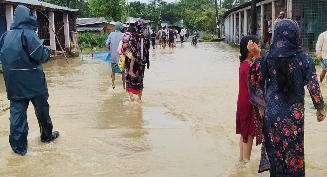 ধলাই নদীর বাঁধ ভেঙে পানিবন্দী ১০ হাজার মানুষ