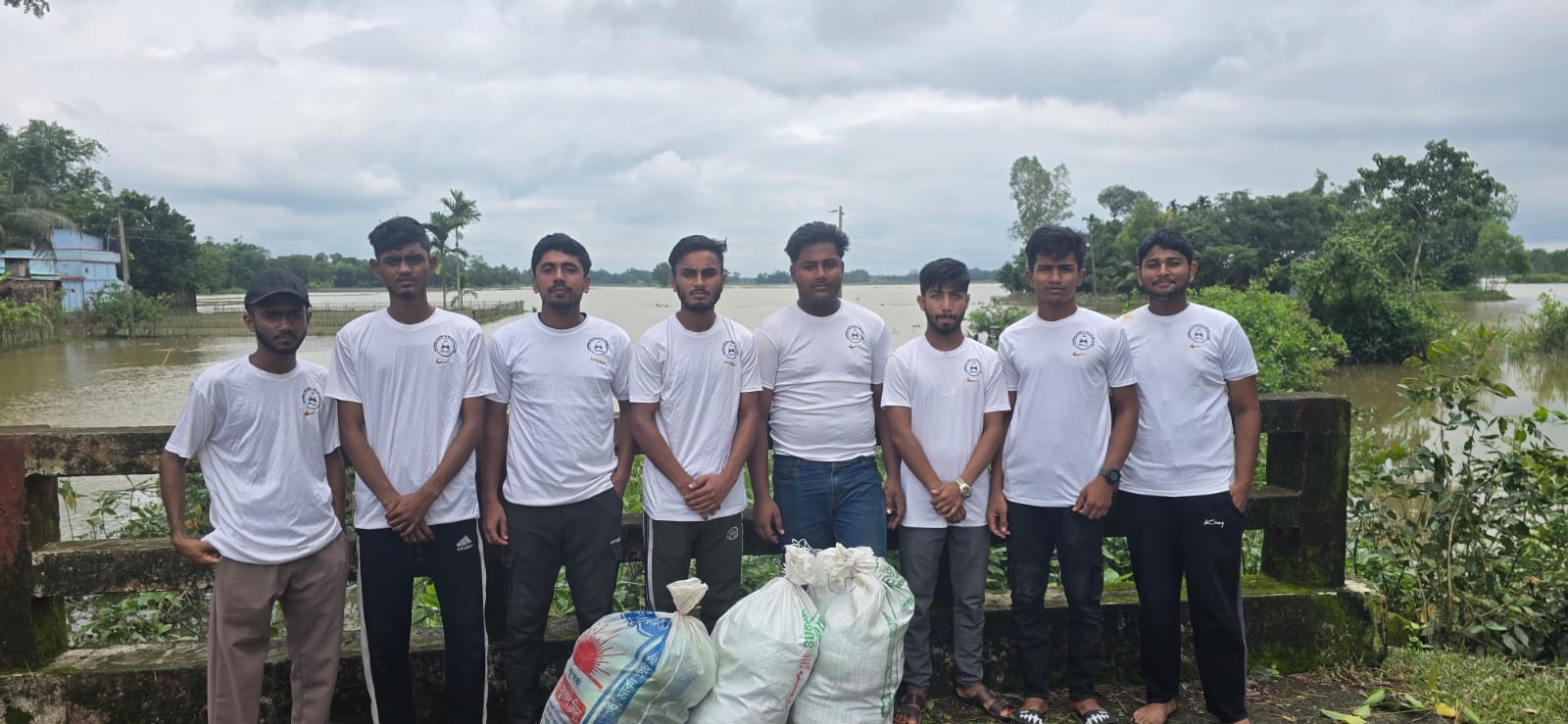 পতনউষার আলোর পথ ইসলামি ছাত্র সংগঠনের উদ্যোগে বন্যাকবলিত অসহায় মানুষের মাঝে ত্রাণসামগ্রী বিতরণ