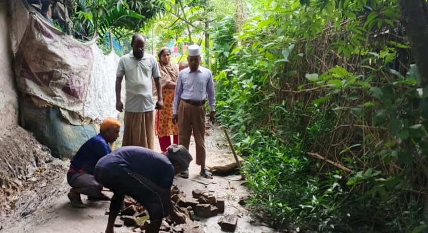 বুধহাটায় ইটের সোলিং রাস্তা সংস্কার করলেন চেয়ারম্যান প্রার্থী এ্যাডঃ শহিদুল