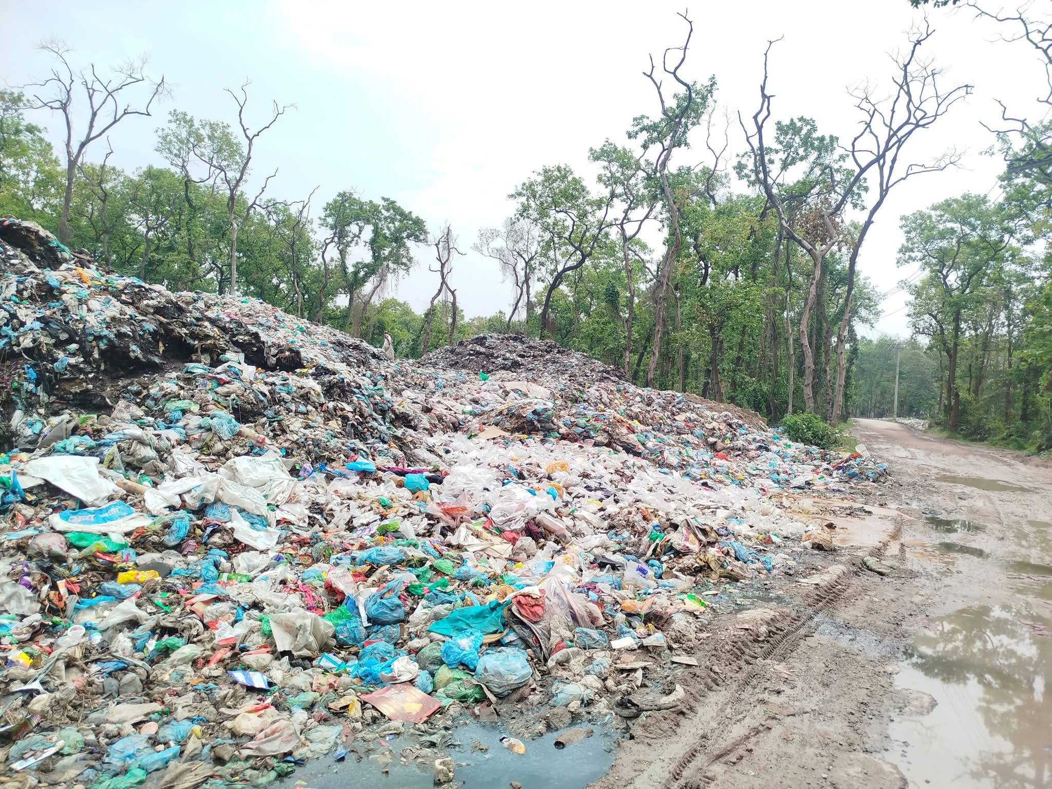 কালিয়াকৈরে পৌরসভায় বর্জ্য ব্যবস্থাপনায় ছড়াচ্ছে নানা ধরনের রোগব্যাধি, পৌরবাসির বিক্ষোভ