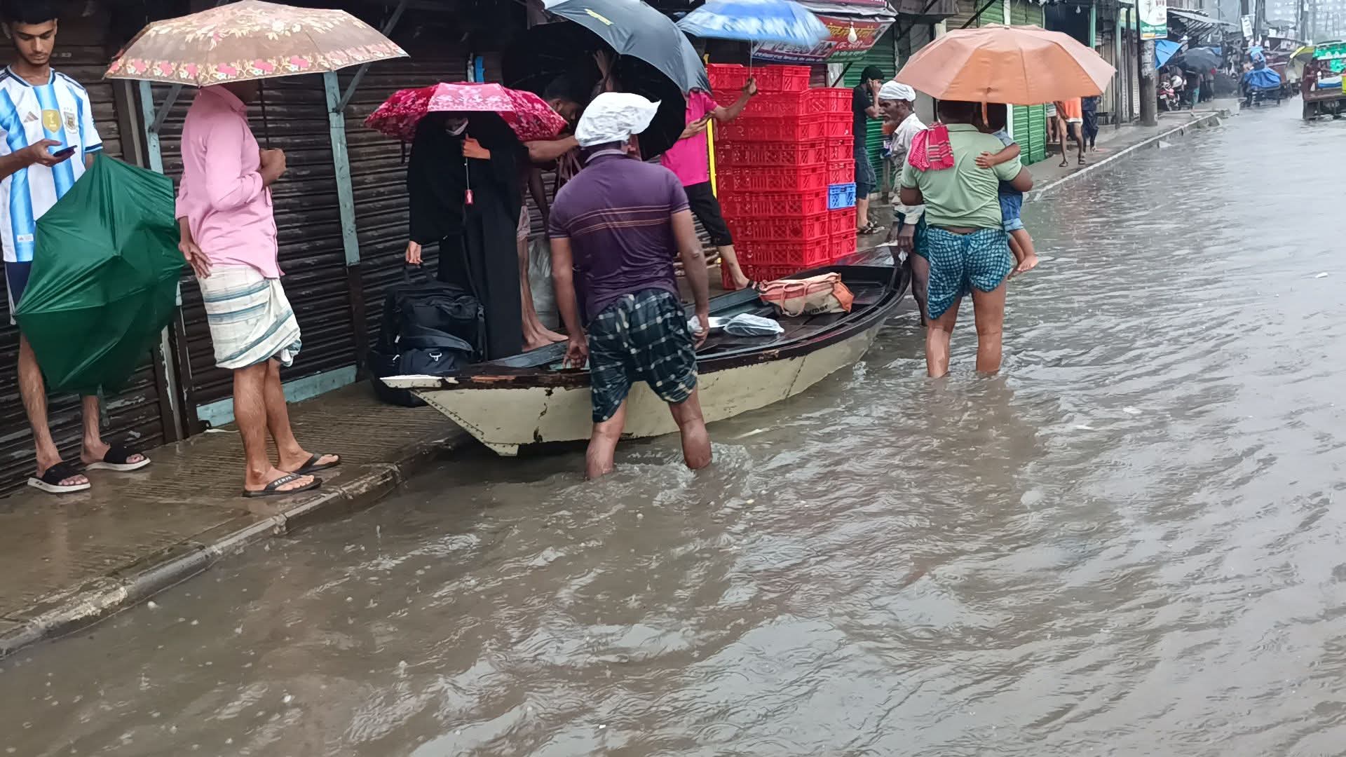 কালিয়াকৈরে অতি ভারী টানা বৃষ্টি বর্ষণে জলাবদ্ধতা সৃষ্টি,বসতবাড়ি দোকান রাস্তায় পানি বন্ধী