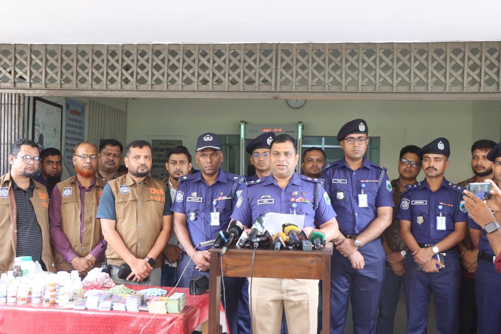 নাটোরে ডিবি পুলিশের অভিযানে প্রায় ৪০ ধরনের যৌন উত্তেজক ওষুধ জব্দ, গ্রেফতার ৩