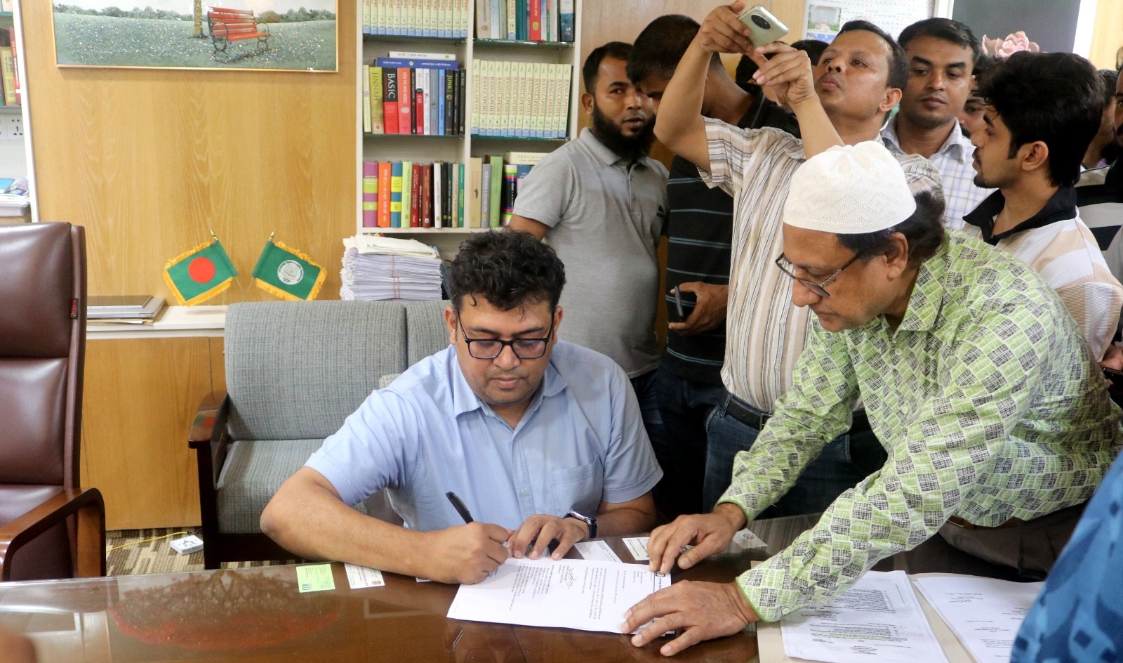 যোগদান করে ফুলেল শুভেচ্ছা নিলেন না গোবিপ্রবির নবনিযুক্ত উপাচার্য অধ্যাপক ড. নাজমুস সাদাত