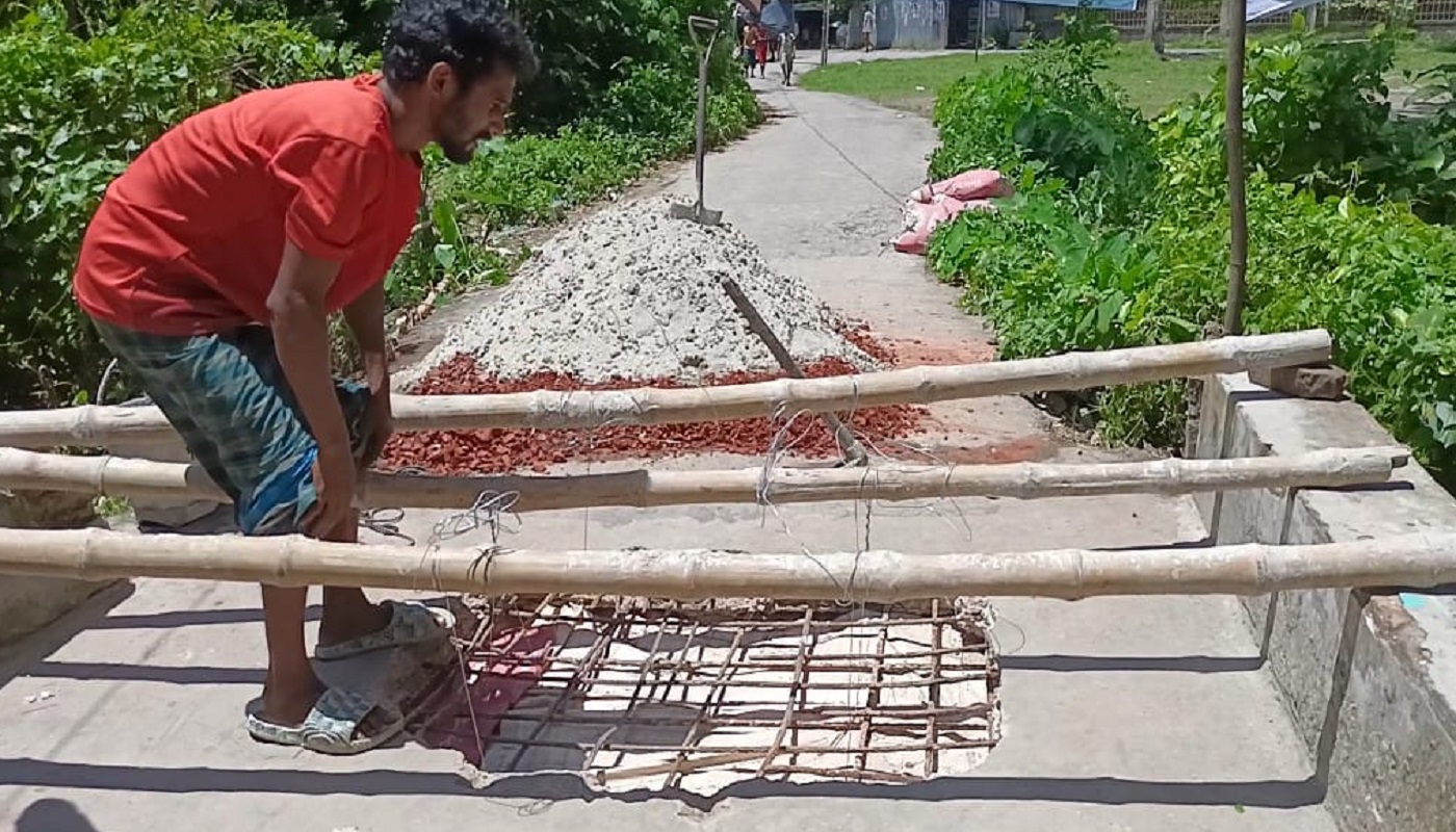 ৩ বছরের ভোগান্তির অবসান: এলাকাবাসীর উদ্যোগে ভাঙা কালভার্ট সংস্কার