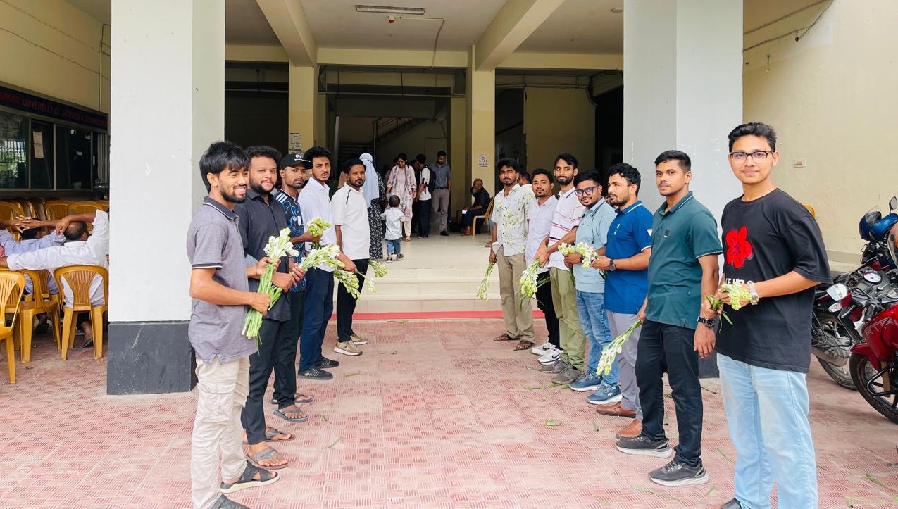 যবিপ্রবিতে নবীন শিক্ষার্থীদের ফুল দিয়ে বরণ করল ছাত্রদল