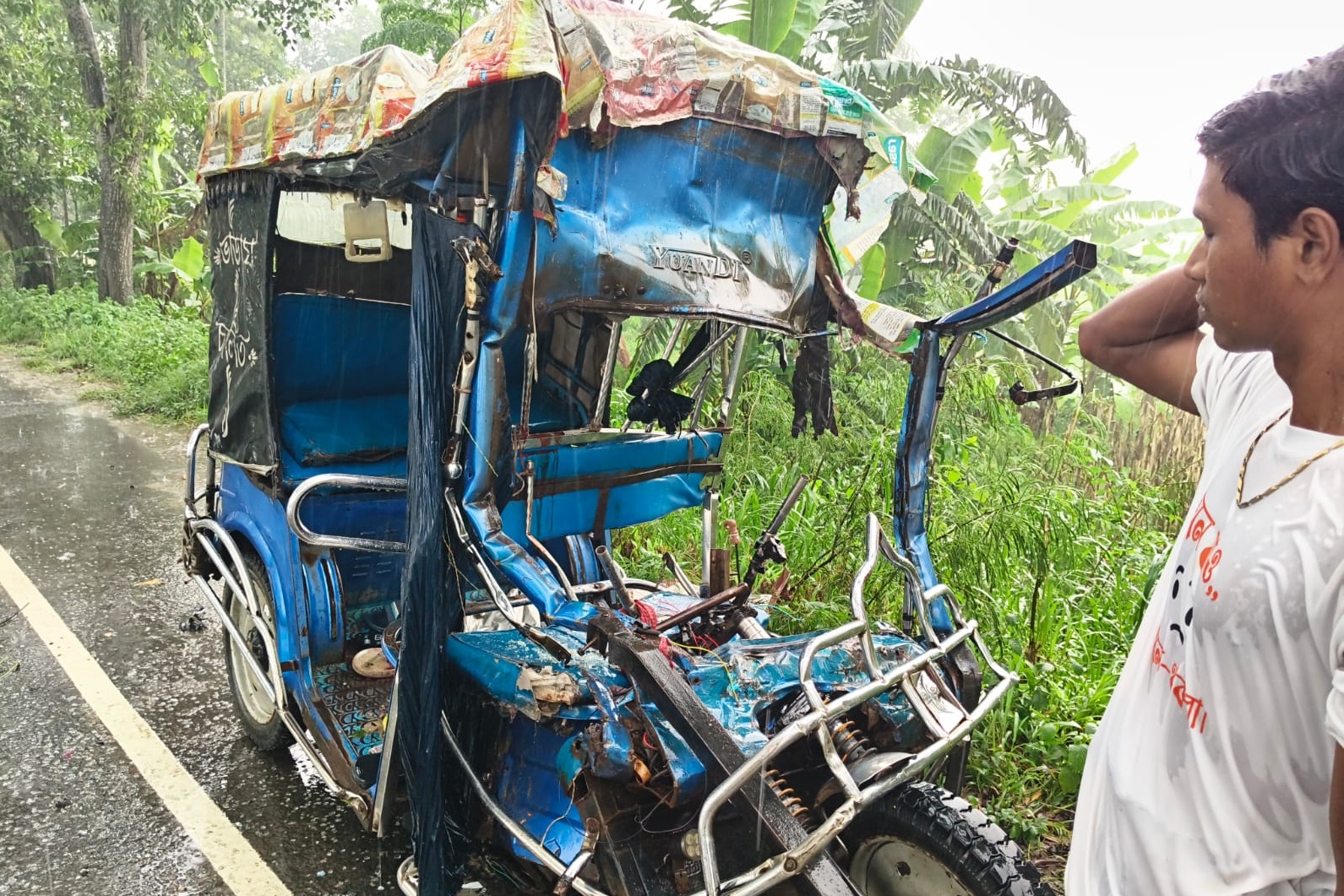 নাটোরে ট্রাকের ধাক্কায় ইজিবাইকের চালক সহ নিহত ৩, আহত ২