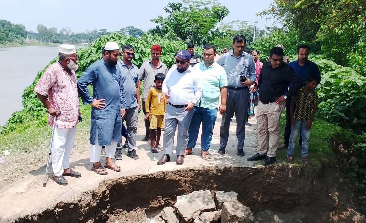 ঘাঘটের ভাঙনে হুমকিতে গাইবান্ধা শহররক্ষা বাঁধ, বালু ব্যবসায়ীর বিরুদ্ধে ব্যবস্থা নেওয়ার নির্দেশ