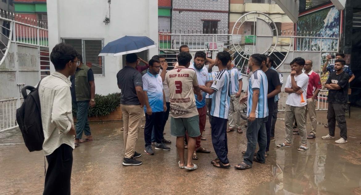 প্রধান ফটক বন্ধ করে কর্মঘন্টা নষ্টের অভিযোগে কারণ দর্শানোর নোটিশ, ক্ষোভ শিক্ষার্থীদের