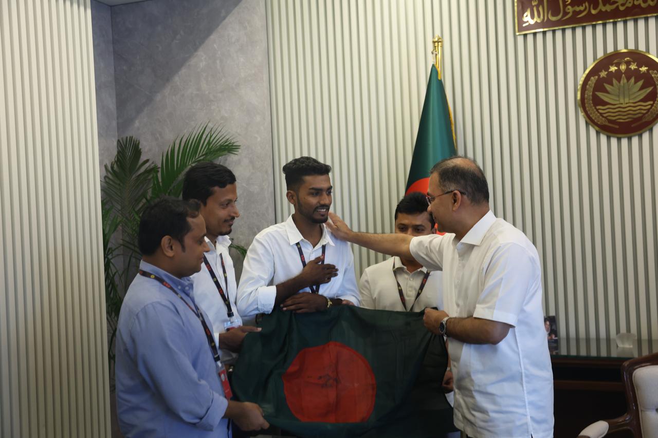 জুলাইয়ের সেই রক্তমাখা পতাকা প্রধানমন্ত্রীর হাতে তুলে দিতে পেরে স্বপ্ন পূরণ হলো শেখ আজিজুরের