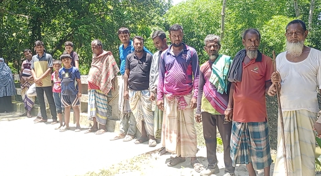 নাটোরে খালের মাটি অবৈধভাবে বিক্রির প্রতিবাদে এলাকাবাসীর মানববন্ধন