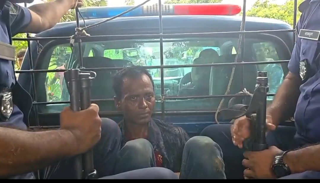 নাটোরে স্কুলছাত্রীকে শ্লীলতাহানির চেষ্টার অভিযোগ, গণধোলাই দিয়ে পুলিশে সোপর্দ