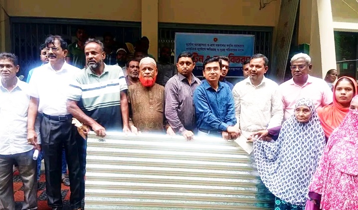 দুর্যোগে ক্ষতিগ্রস্ত ৪৮পরিবার ৫৮ বান্ডিল ঢেউটিন ও আর্থিক সহায়তা পেলো গৌরনদীতে