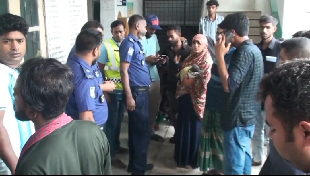 চিকিৎসকের অবহেলার অভিযোগে নাটোরে মা ও শিশু সদনে ভাঙচুর, নবজাতকের মৃত্যু