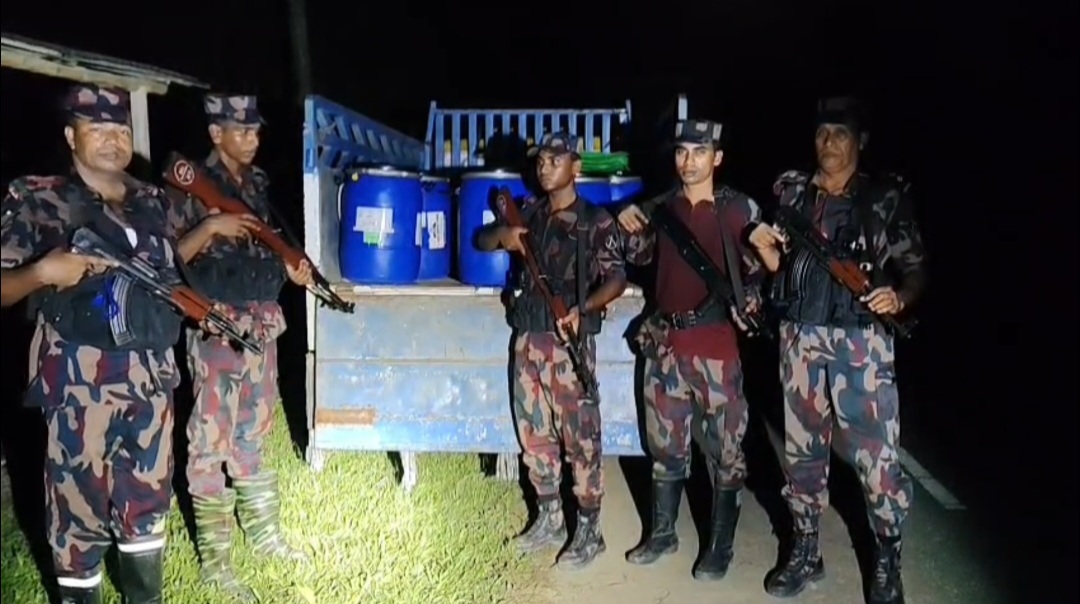 নেত্রকোনায় বিজিবির অভিযানে ৫০ লাখ টাকার ভারতীয় কেমিক্যাল ও মিনি ট্রাক জব্দ