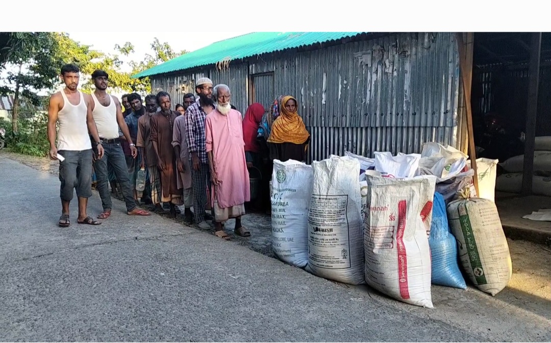 নেত্রকোণার কলমাকান্দায় বন্যাদুর্গত কৃষকদের মাঝে গোখাদ্য ও দেশি বীজধান বিতরণ