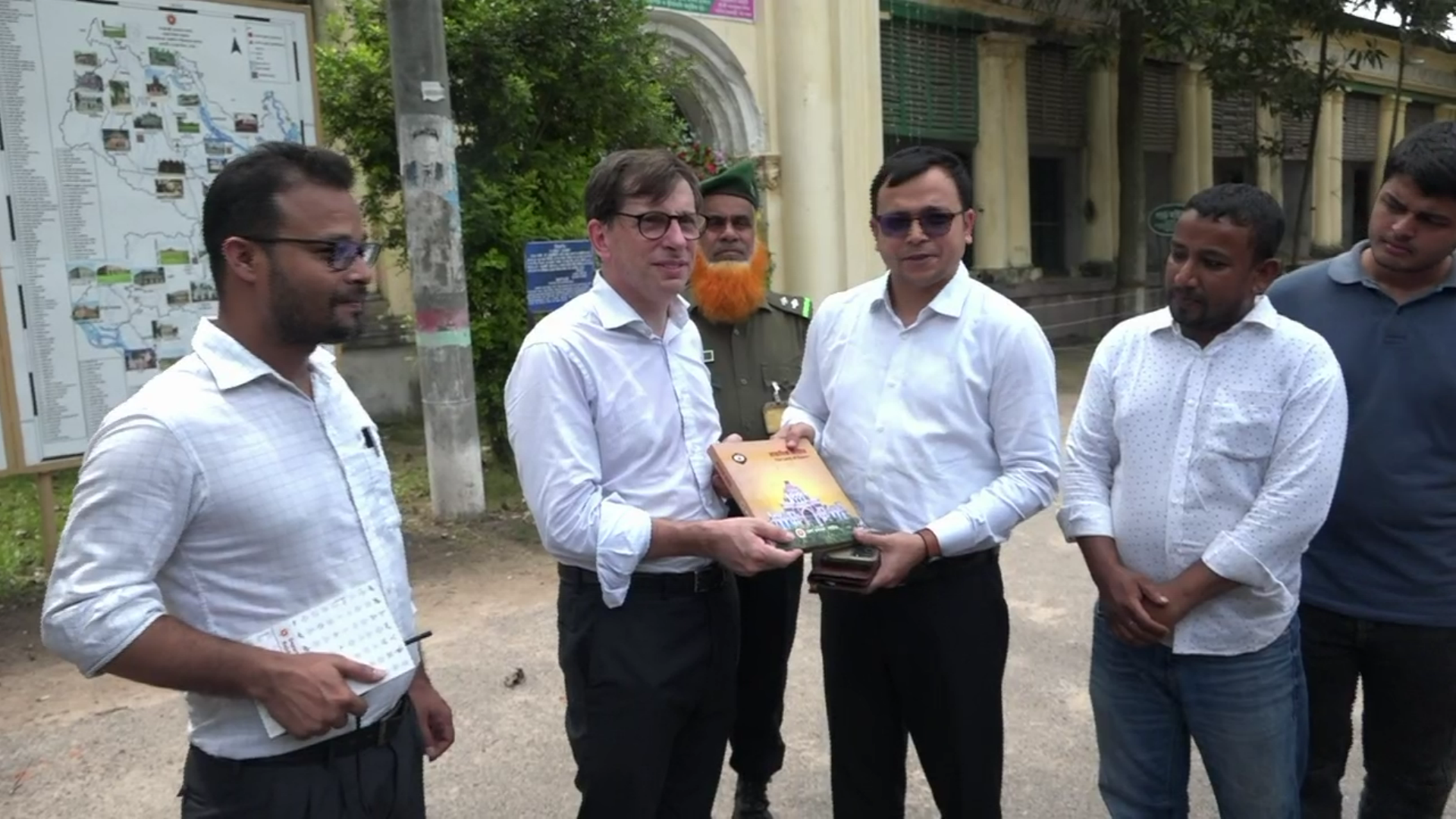 নাটোর রাজবাড়ী পরিদর্শনে বাংলাদেশে নিযুক্ত ফ্রান্সের রাষ্ট্রদূত