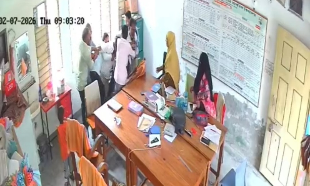 শরীয়তপুরের ভেদরগঞ্জে প্রাথমিক বিদ্যালয়ে প্রধান শিক্ষককে মারধরের অভিযোগ