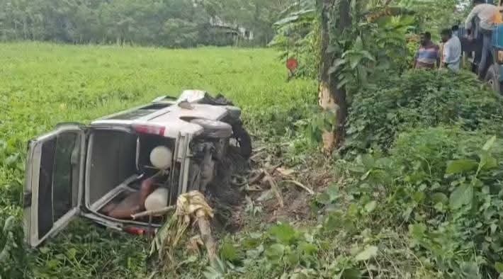 ঝালকাঠি আঞ্চলিক মহাসড়কের রায়াপুর এলাকায় নিয়ন্ত্রণ হারিয়ে খাদে অ্যাম্বুলেন্স