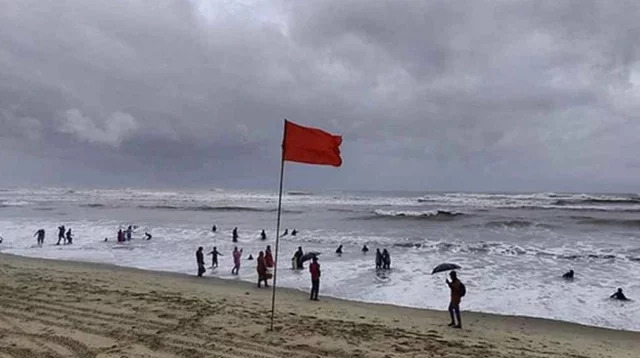 সমুদ্র বন্দরে ৩ নম্বর সতর্কসংকেত