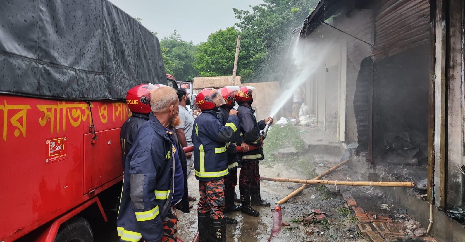 ধামরাইয়ে বৈদ্যুতিক শর্ট সার্কিটে পাঁচ দোকানে আগুন, ক্ষতি ১৫ লাখ টাকা