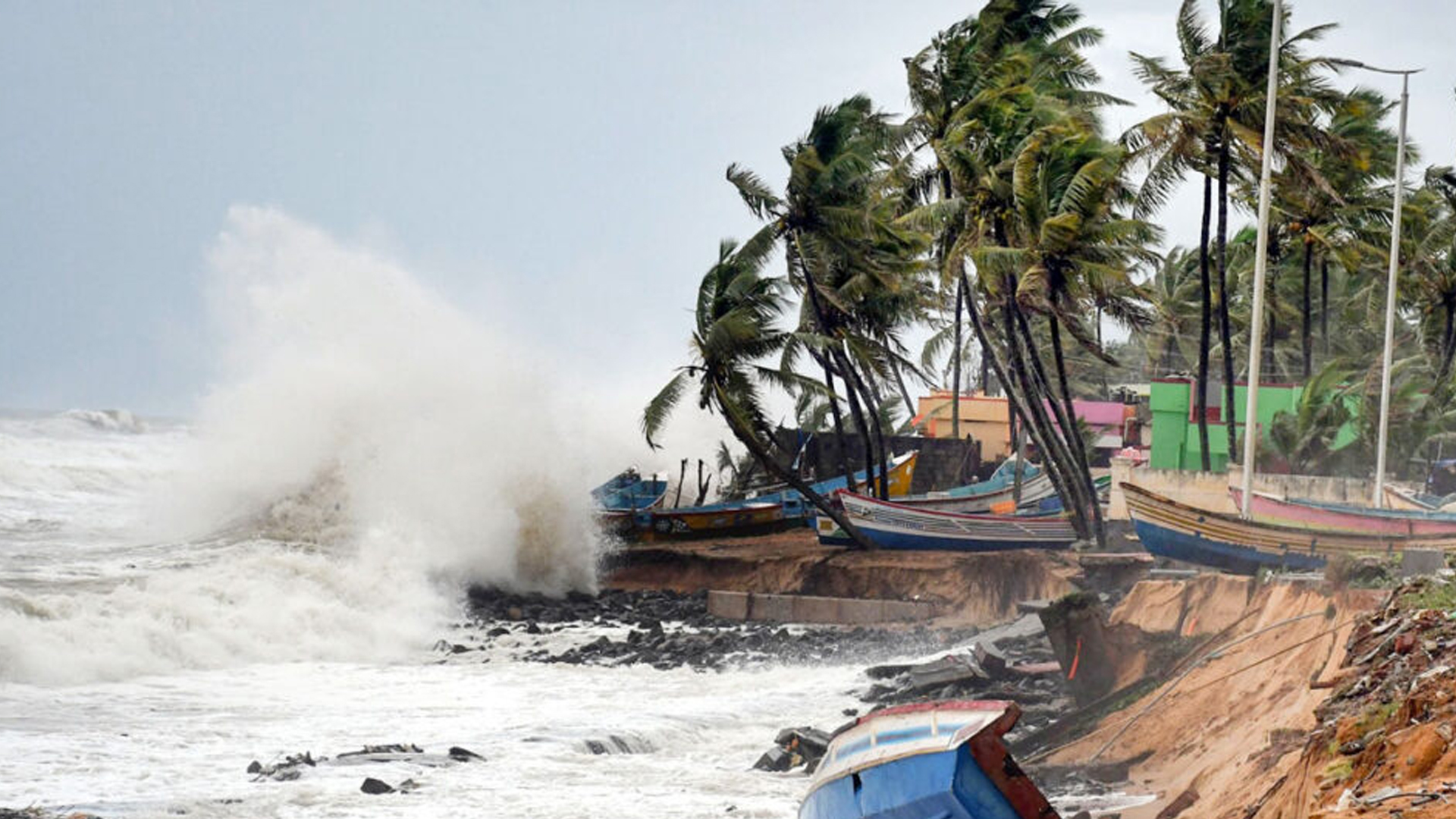 দেশের ১৭ জেলায় ঝড়সহ বজ্রবৃষ্টির আভাস, নদীবন্দরে সতর্কতা