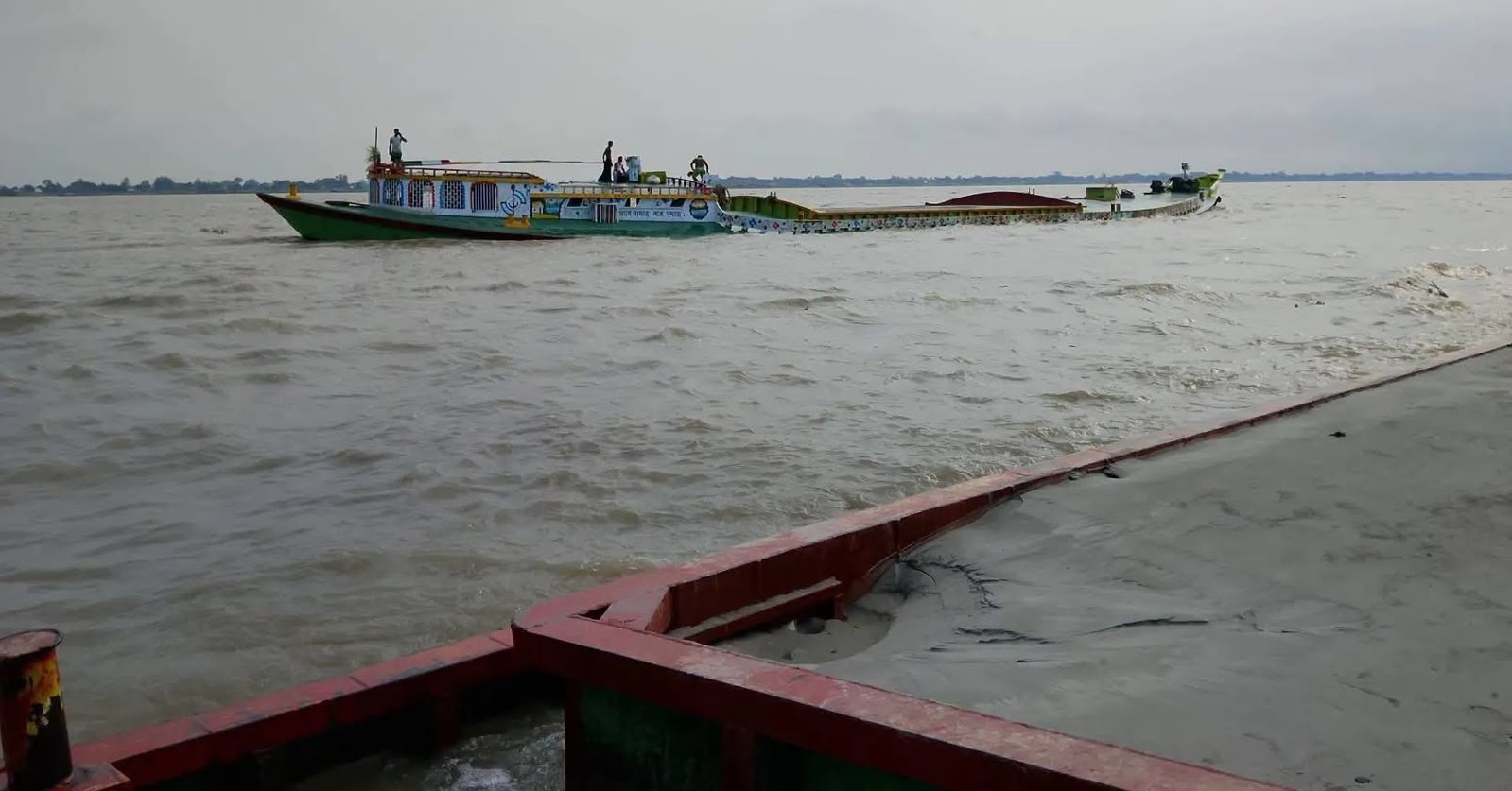 ড্রেজারের গর্জনে গিলছে আড়িয়াল খাঁ: ঘর-জমি হারিয়ে কাঁদছে শত পরিবার