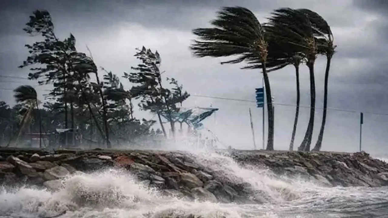দেশের ১৯ অঞ্চলে ৬০ কিমি বেগে ঝড়ের আভাস, নদীবন্দরে সতর্কতা
