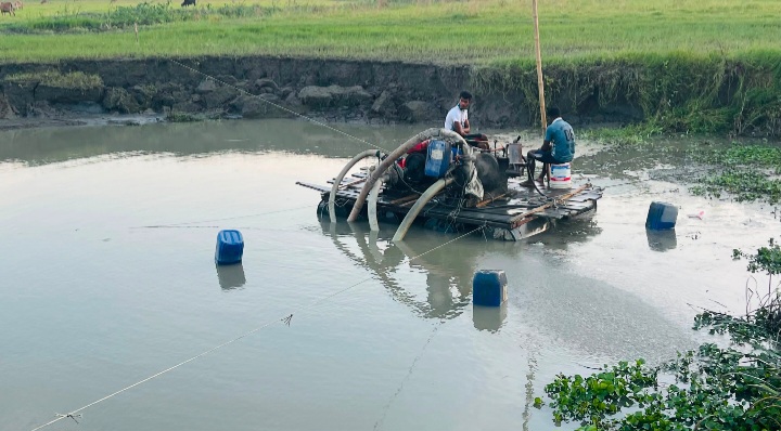 রায়পুরে সরকারি সম্পদ হুমকিতে, প্রভাবশালী চক্রের ড্রেজার বাণিজ্য