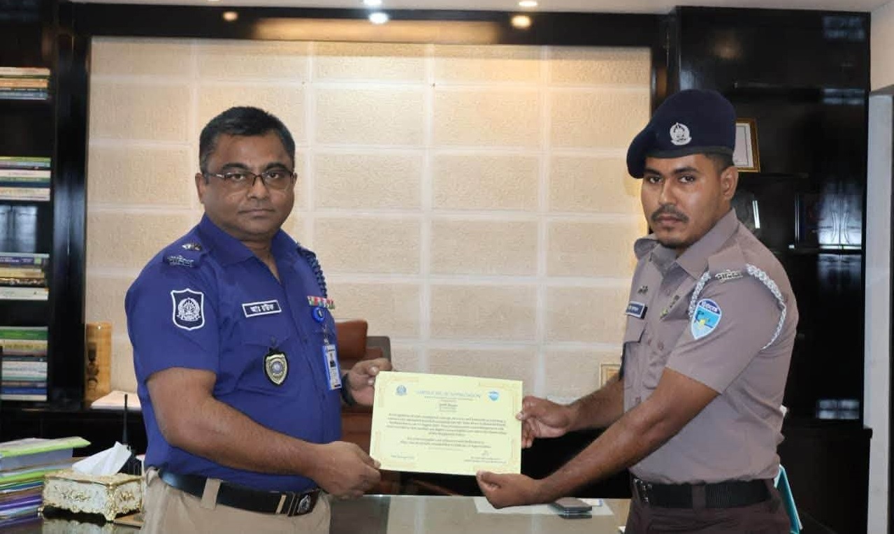 তিতাস নদীতে ঝাঁপ দিয়ে নারীর জীবন রক্ষা: পুলিশ কনস্টেবল অমিত হাসানকে এসপি’র সম্মাননা
