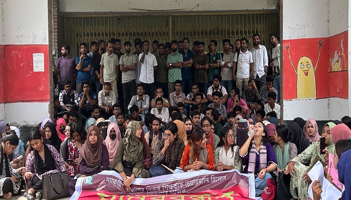 নীতিমালা উপেক্ষা করে ইবিতে সভাপতি নিয়োগ, তালা ঝুলিয়ে বিক্ষোভ