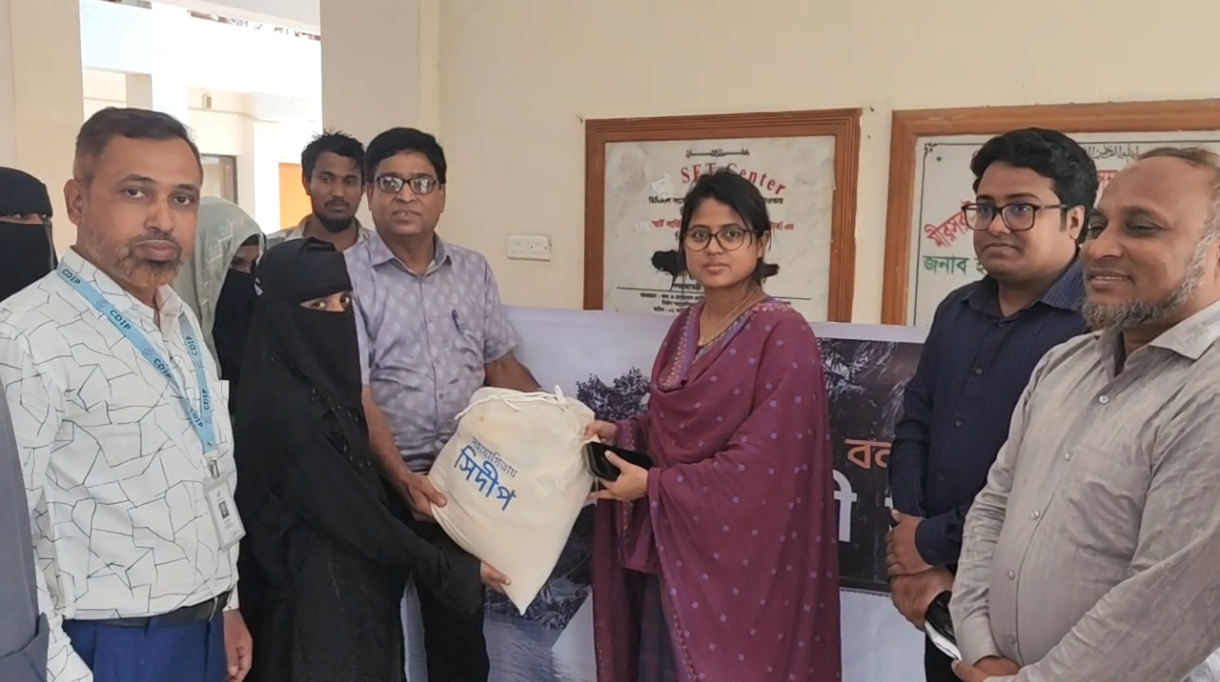 মিরসরাইয়ে বন্যায় ক্ষতিগ্রস্তদের জন্য সিদীপের শুকনা খাদ্যসামগ্রী হস্তান্তর