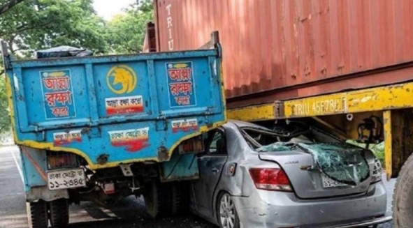 ঢাকা চট্টগ্রাম মহাসড়কে মিরসরাইয়ে চলন্ত ট্রাকের নিচে প্রাইভেটকার, টেনে নিল ২০০ মিটার