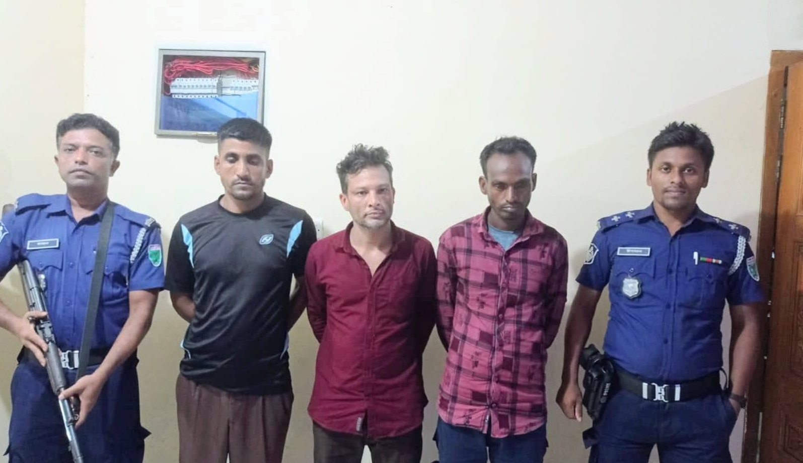 সিলেটের গোলাপগঞ্জে বিশেষ অভিযানে ৬০ পিস ইয়াবাসহ গ্রেপ্তার ৩