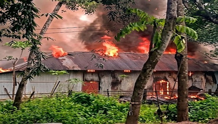 সিলেটের গোলাপগঞ্জে বসতবাড়িতে আগুন